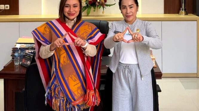 Bupati SBD, Ratu Ngadu Bonnu Wulla bersama Wakil Walikota Kupang. (Facebook.com/@Prokompi Sumba Barat Daya)