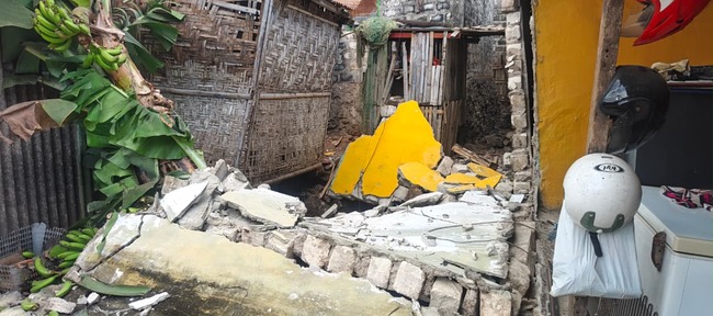 salah satu bangunan pagar rumah warga yang rubuh akibat gempa. (nttkreatif.com/Ballack)